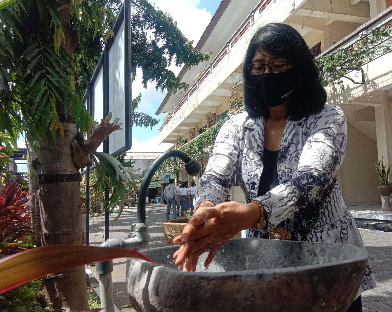 podiumnews.com-Terapkan Prokes Ketat, SMA PGRI 2 Denpasar Siap Sambut Kenormalan Baru